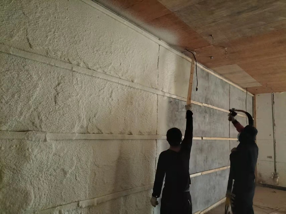 木屋保溫噴涂聚氨酯的作用